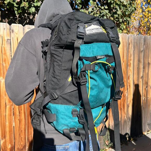 VINTAGE HIKING GEAR — Mountainsmith pack with total retro-outdoors energy - Picture 2 of 8